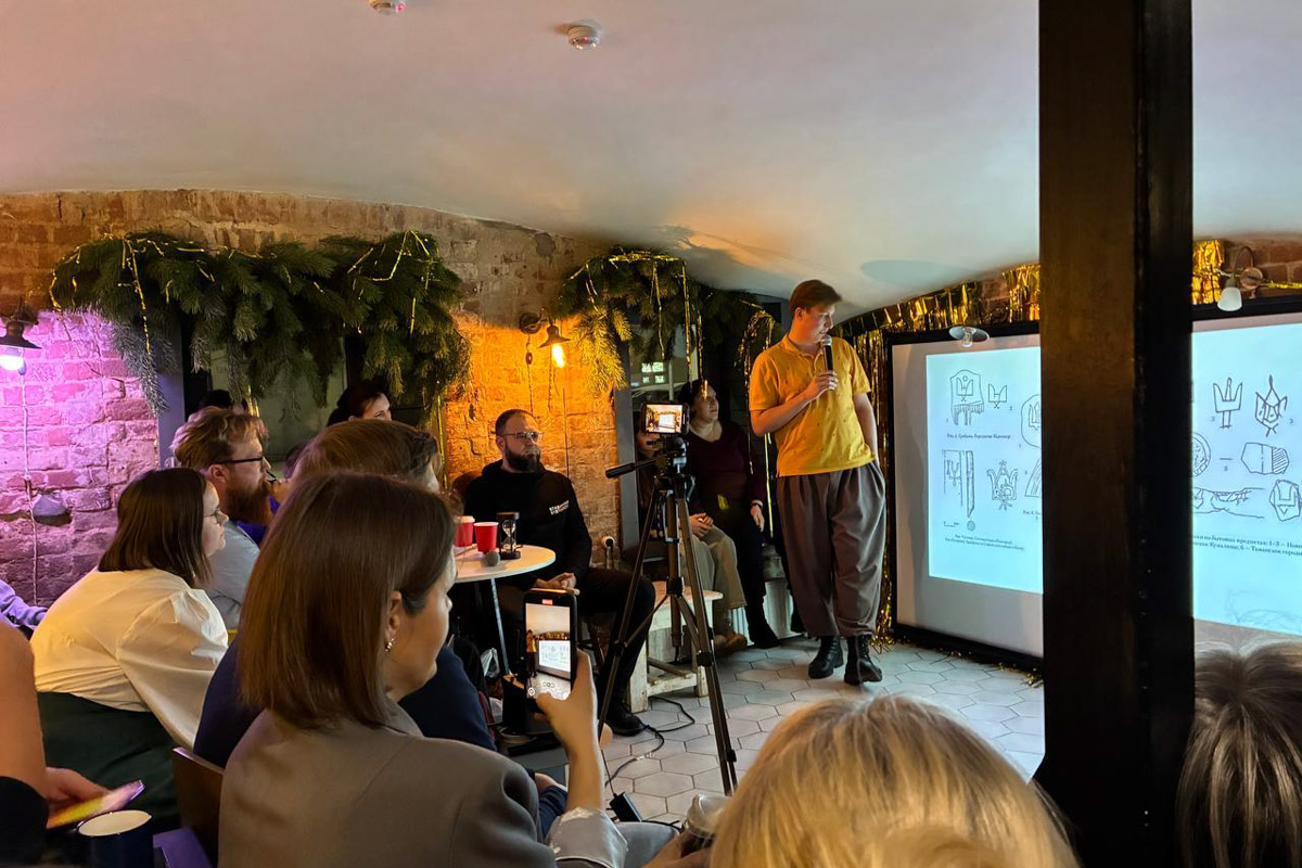 Формула «просто о сложном» актуальна как никогда. Люди сильнее тянутся к знаниям, если преподносить их в неформальной обстановке и доступным языком. Именно этим и занимались краеведы в стенах «Флигеля» на встрече «Один артефакт: истории о приключениях вещей».