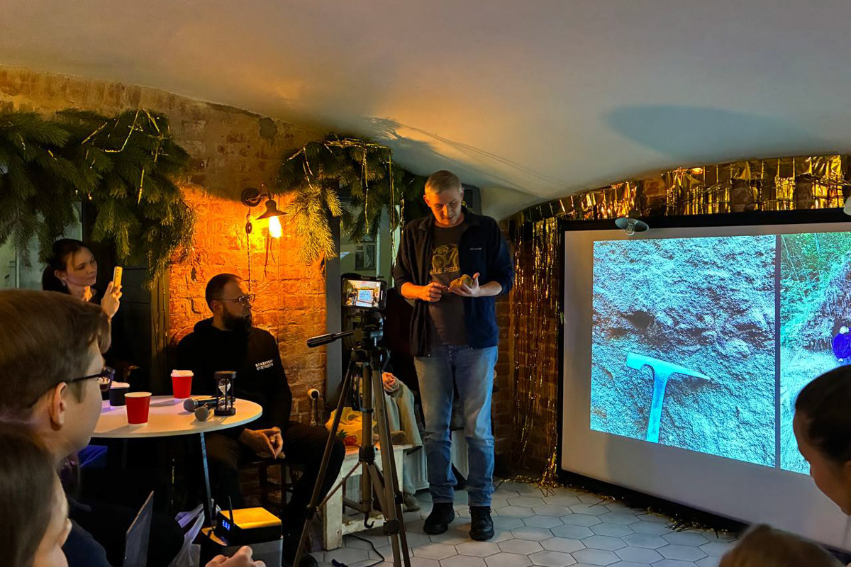 Формула «просто о сложном» актуальна как никогда. Люди сильнее тянутся к знаниям, если преподносить их в неформальной обстановке и доступным языком. Именно этим и занимались краеведы в стенах «Флигеля» на встрече «Один артефакт: истории о приключениях вещей».