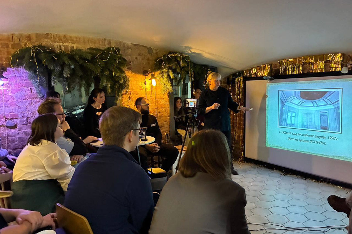 Формула «просто о сложном» актуальна как никогда. Люди сильнее тянутся к знаниям, если преподносить их в неформальной обстановке и доступным языком. Именно этим и занимались краеведы в стенах «Флигеля» на встрече «Один артефакт: истории о приключениях вещей».