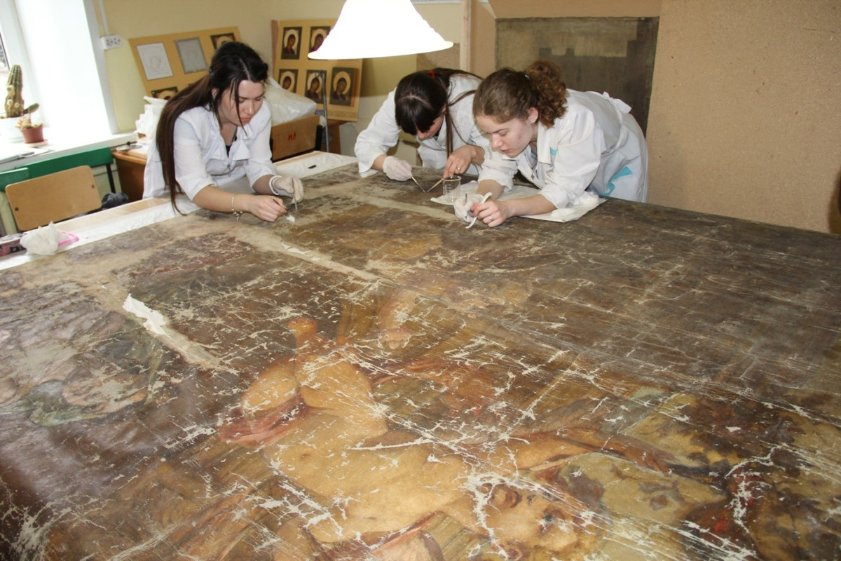 Формула «просто о сложном» актуальна как никогда. Люди сильнее тянутся к знаниям, если преподносить их в неформальной обстановке и доступным языком. Именно этим и занимались краеведы в стенах «Флигеля» на встрече «Один артефакт: истории о приключениях вещей».