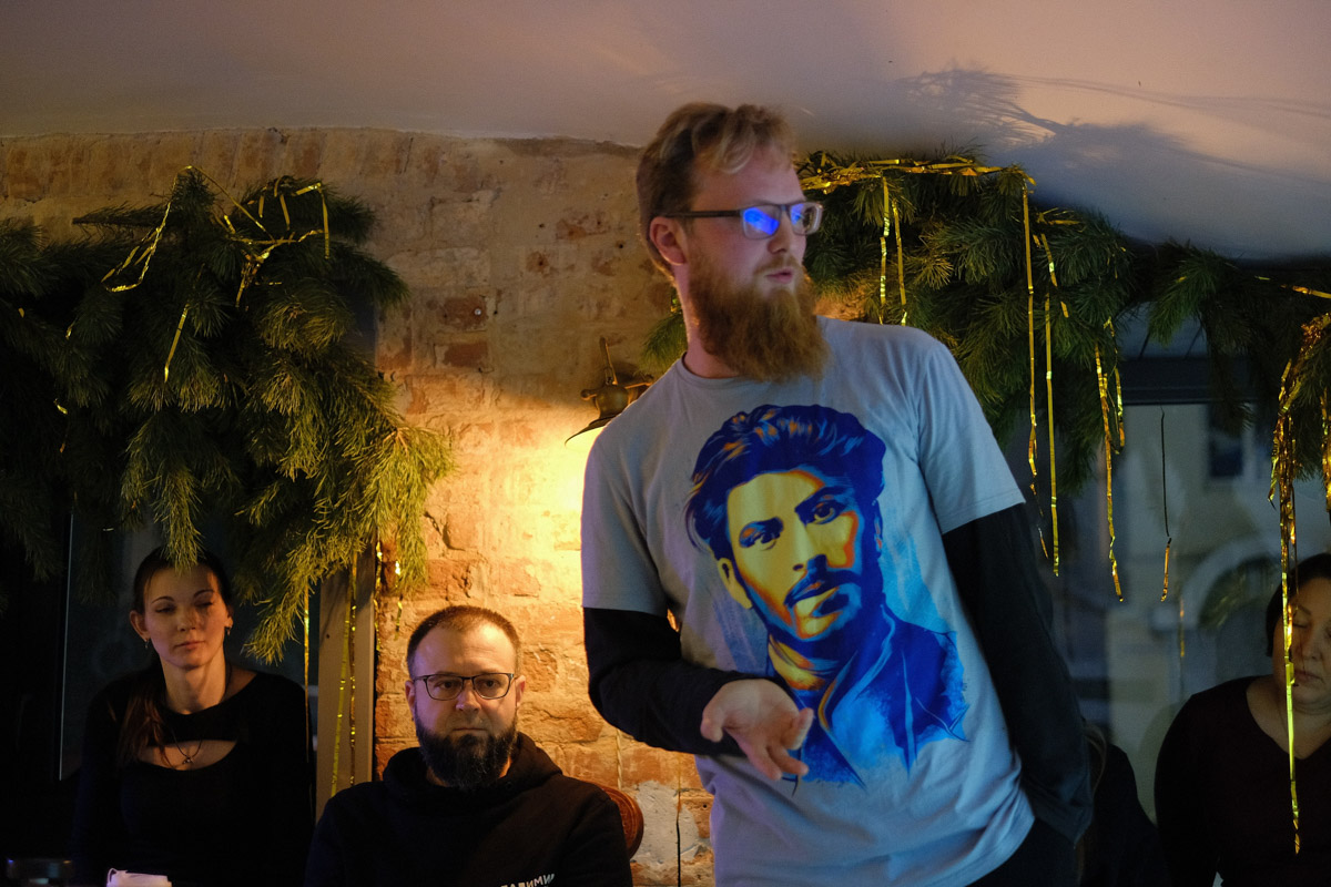 Формула «просто о сложном» актуальна как никогда. Люди сильнее тянутся к знаниям, если преподносить их в неформальной обстановке и доступным языком. Именно этим и занимались краеведы в стенах «Флигеля» на встрече «Один артефакт: истории о приключениях вещей».