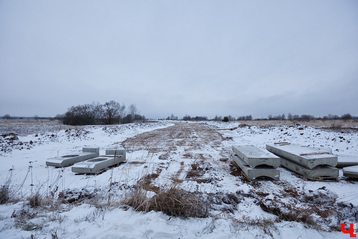 Несмотря на зиму, в регионе продолжают строить дороги. На этот раз работы стартовали на 4-километровом отрезке между деревней Загорье и селом Мосино. Уже в следующем году трасса соединит микрорайон Юрьевец с Юрьев-Польским шоссе. Как проходит возведение новой перемычки — узнали из первых уст. А заодно поинтересовались и другими новостями транспортной сферы. Любопытно? Тогда поехали!