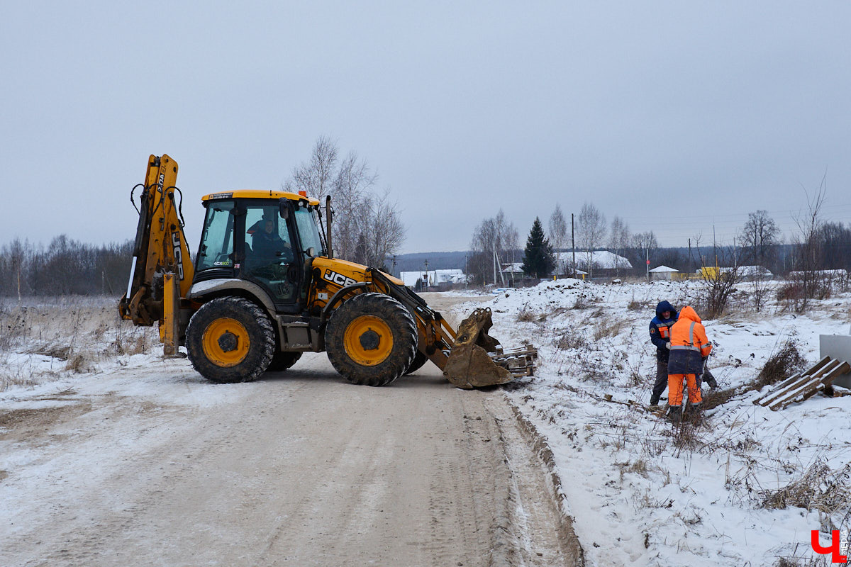 Несмотря на зиму, в регионе продолжают строить дороги. На этот раз работы стартовали на 4-километровом отрезке между деревней Загорье и селом Мосино. Уже в следующем году трасса соединит микрорайон Юрьевец с Юрьев-Польским шоссе. Как проходит возведение новой перемычки — узнали из первых уст. А заодно поинтересовались и другими новостями транспортной сферы. Любопытно? Тогда поехали!