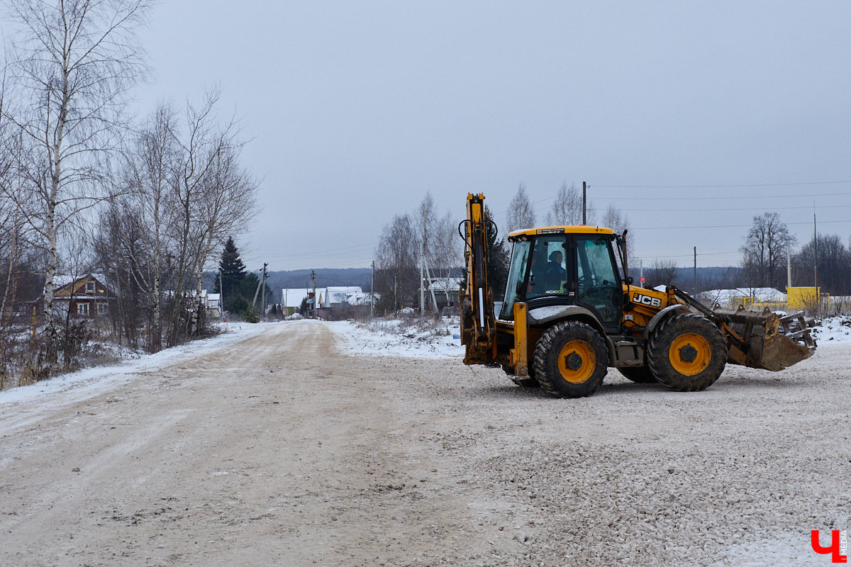 Несмотря на зиму, в регионе продолжают строить дороги. На этот раз работы стартовали на 4-километровом отрезке между деревней Загорье и селом Мосино. Уже в следующем году трасса соединит микрорайон Юрьевец с Юрьев-Польским шоссе. Как проходит возведение новой перемычки — узнали из первых уст. А заодно поинтересовались и другими новостями транспортной сферы. Любопытно? Тогда поехали!