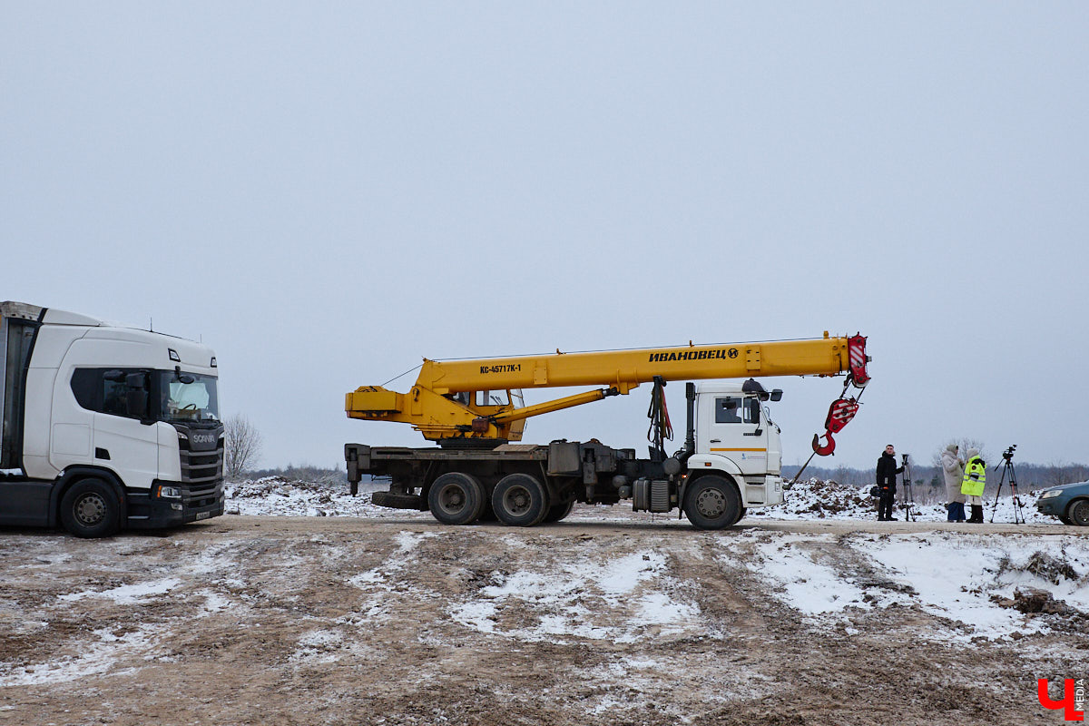 Несмотря на зиму, в регионе продолжают строить дороги. На этот раз работы стартовали на 4-километровом отрезке между деревней Загорье и селом Мосино. Уже в следующем году трасса соединит микрорайон Юрьевец с Юрьев-Польским шоссе. Как проходит возведение новой перемычки — узнали из первых уст. А заодно поинтересовались и другими новостями транспортной сферы. Любопытно? Тогда поехали!