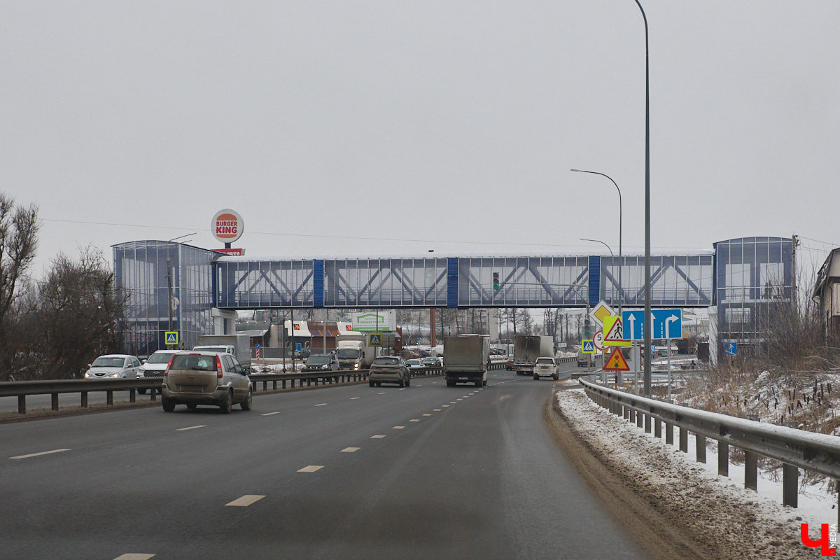 Несмотря на зиму, в регионе продолжают строить дороги. На этот раз работы стартовали на 4-километровом отрезке между деревней Загорье и селом Мосино. Уже в следующем году трасса соединит микрорайон Юрьевец с Юрьев-Польским шоссе. Как проходит возведение новой перемычки — узнали из первых уст. А заодно поинтересовались и другими новостями транспортной сферы. Любопытно? Тогда поехали!