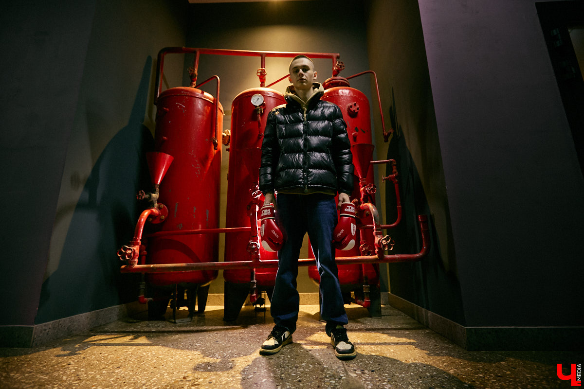 Писать музыку — дело непростое. Об этом не понаслышке знает 17-летний Илья Иванов под никнеймом ISCAM. Парень увлекается рэпом, но читает не на привычные всем темы, а говорит про здоровый образ жизни и немного про любовь. Ну куда же в хип-хопе без этого?