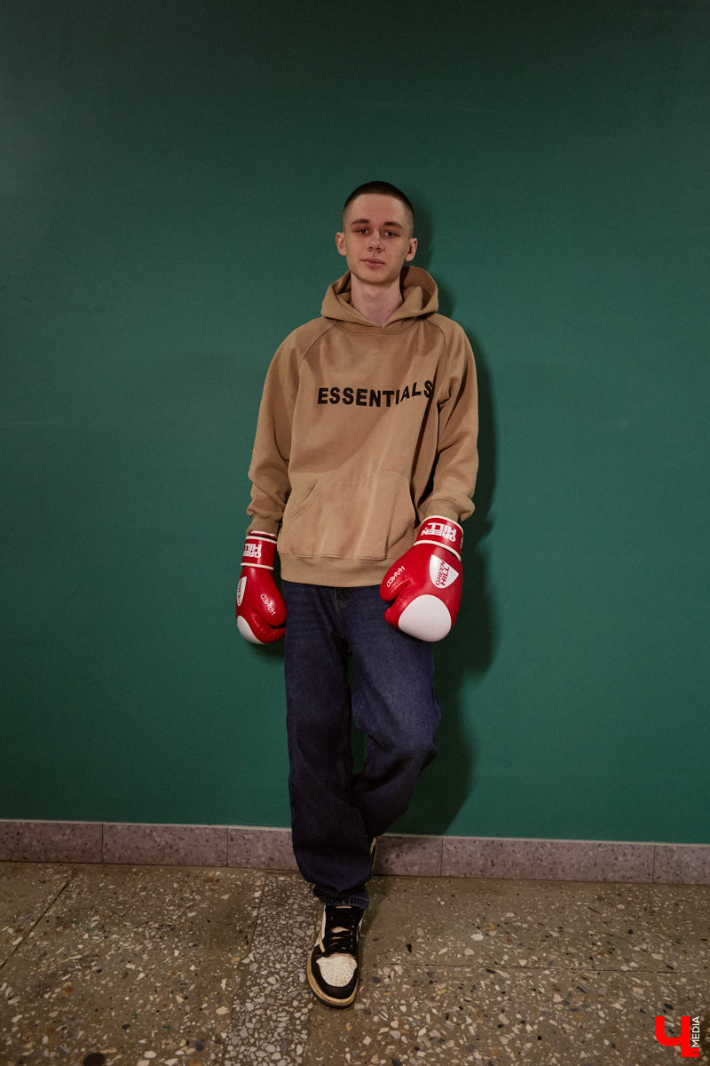 Писать музыку — дело непростое. Об этом не понаслышке знает 17-летний Илья Иванов под никнеймом ISCAM. Парень увлекается рэпом, но читает не на привычные всем темы, а говорит про здоровый образ жизни и немного про любовь. Ну куда же в хип-хопе без этого?