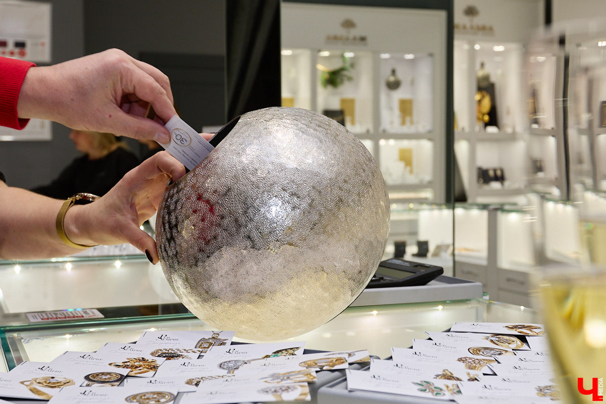 Если снег зимой иногда не искрится, то бриллианты сверкают всегда. Ювелирный салон «Мальва» в канун самого волшебного праздника исполнил заветное желание истинных ценителей высокого искусства. Там прошел уютный вечер для постоянных гостей с закрытым показом бриллиантовых коллекций Per Sempre.