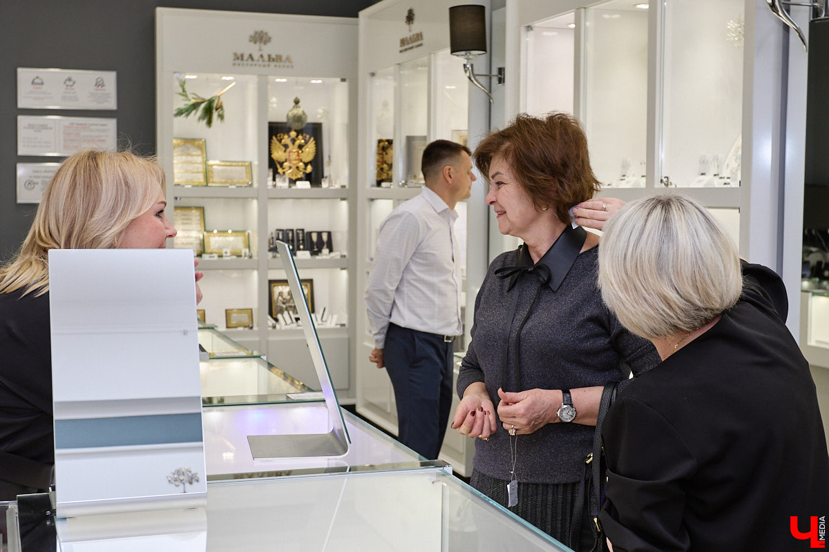 Если снег зимой иногда не искрится, то бриллианты сверкают всегда. Ювелирный салон «Мальва» в канун самого волшебного праздника исполнил заветное желание истинных ценителей высокого искусства. Там прошел уютный вечер для постоянных гостей с закрытым показом бриллиантовых коллекций Per Sempre.