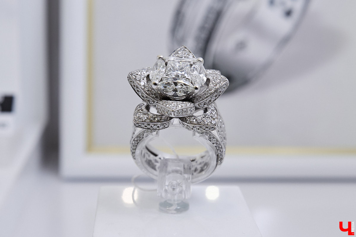 Если снег зимой иногда не искрится, то бриллианты сверкают всегда. Ювелирный салон «Мальва» в канун самого волшебного праздника исполнил заветное желание истинных ценителей высокого искусства. Там прошел уютный вечер для постоянных гостей с закрытым показом бриллиантовых коллекций Per Sempre.