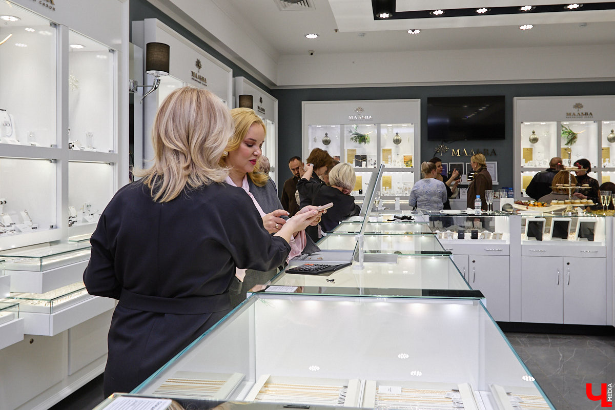 Если снег зимой иногда не искрится, то бриллианты сверкают всегда. Ювелирный салон «Мальва» в канун самого волшебного праздника исполнил заветное желание истинных ценителей высокого искусства. Там прошел уютный вечер для постоянных гостей с закрытым показом бриллиантовых коллекций Per Sempre.