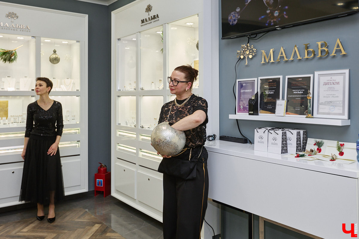 Если снег зимой иногда не искрится, то бриллианты сверкают всегда. Ювелирный салон «Мальва» в канун самого волшебного праздника исполнил заветное желание истинных ценителей высокого искусства. Там прошел уютный вечер для постоянных гостей с закрытым показом бриллиантовых коллекций Per Sempre.