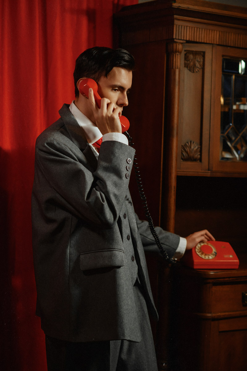 Когда известный косметический бренд инициировал творческий конкурс среди своих сотрудников, владимирская команда сразу устроила мозговой штурм. Требовалось создать коллекцию образов, связанных с деятельностью гениев пера. Нашим выпал Роберт Рождественский. Как ребята вплели его тексты и факты из биографии в свой фотопроект и что из этого получилось, выяснил «Ключ-Медиа».