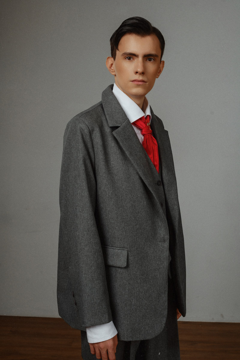 Когда известный косметический бренд инициировал творческий конкурс среди своих сотрудников, владимирская команда сразу устроила мозговой штурм. Требовалось создать коллекцию образов, связанных с деятельностью гениев пера. Нашим выпал Роберт Рождественский. Как ребята вплели его тексты и факты из биографии в свой фотопроект и что из этого получилось, выяснил «Ключ-Медиа».