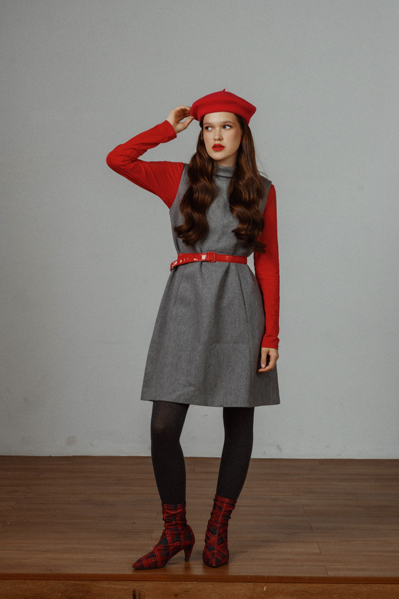 Когда известный косметический бренд инициировал творческий конкурс среди своих сотрудников, владимирская команда сразу устроила мозговой штурм. Требовалось создать коллекцию образов, связанных с деятельностью гениев пера. Нашим выпал Роберт Рождественский. Как ребята вплели его тексты и факты из биографии в свой фотопроект и что из этого получилось, выяснил «Ключ-Медиа».