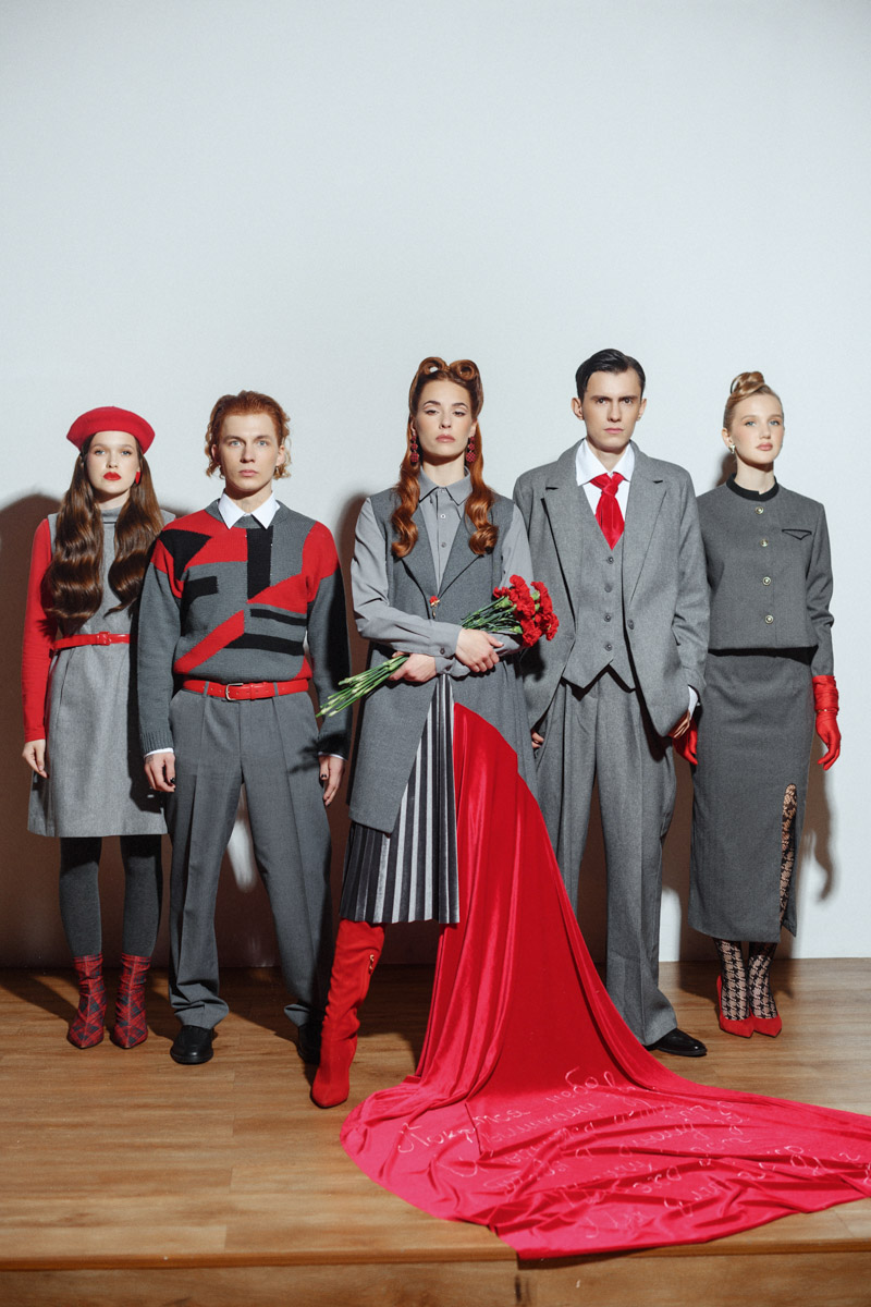 Когда известный косметический бренд инициировал творческий конкурс среди своих сотрудников, владимирская команда сразу устроила мозговой штурм. Требовалось создать коллекцию образов, связанных с деятельностью гениев пера. Нашим выпал Роберт Рождественский. Как ребята вплели его тексты и факты из биографии в свой фотопроект и что из этого получилось, выяснил «Ключ-Медиа».