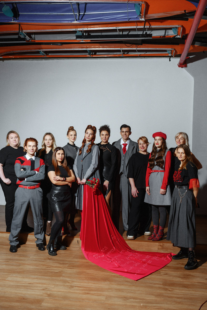 Когда известный косметический бренд инициировал творческий конкурс среди своих сотрудников, владимирская команда сразу устроила мозговой штурм. Требовалось создать коллекцию образов, связанных с деятельностью гениев пера. Нашим выпал Роберт Рождественский. Как ребята вплели его тексты и факты из биографии в свой фотопроект и что из этого получилось, выяснил «Ключ-Медиа».