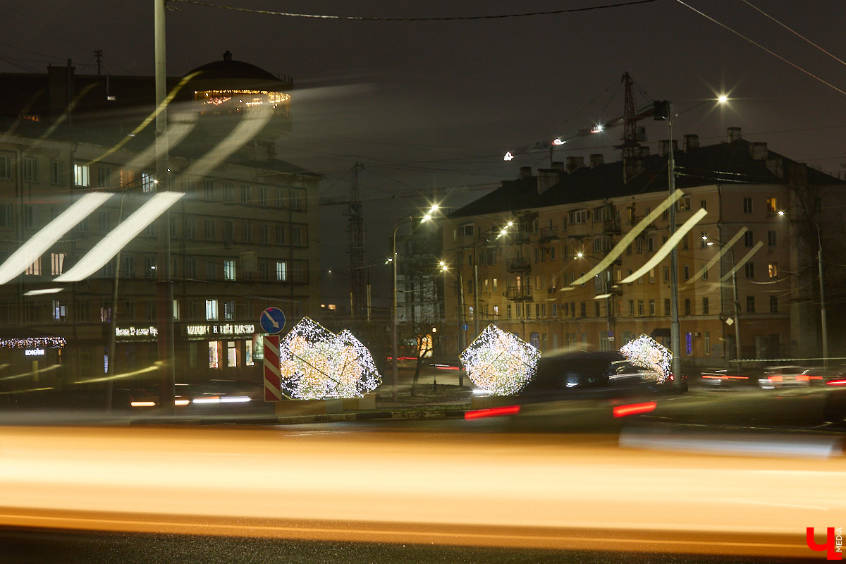 Раз, два, три, ёлочка, гори! Дождались. Главное новогоднее дерево Владимира не без проблем и проволочек, но наконец-то зажглось. На Соборной площади установили светомузыкальную конструкцию с огромным сияющим шатром. Какими еще новинками радует столица 33-го региона накануне зимних торжеств?