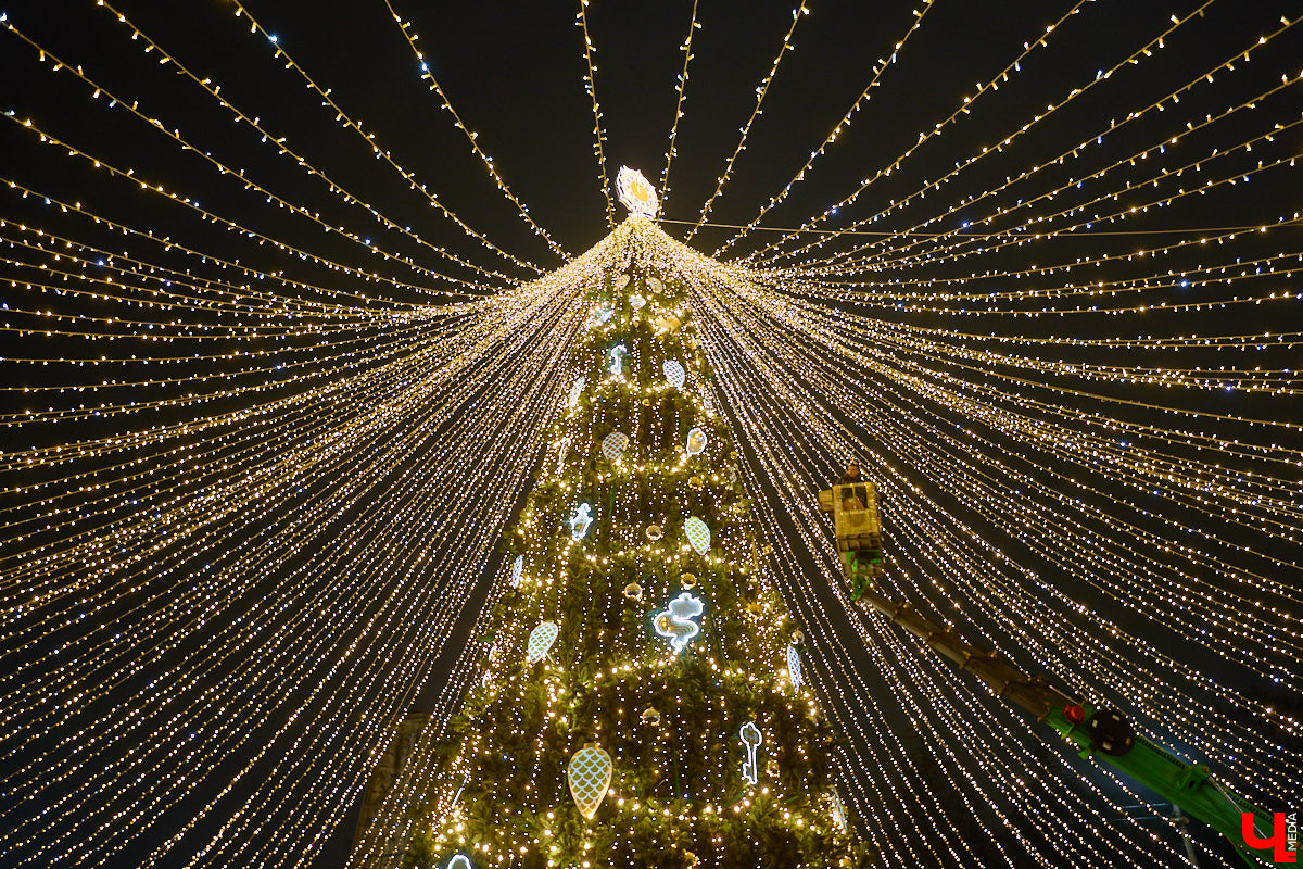 Раз, два, три, ёлочка, гори! Дождались. Главное новогоднее дерево Владимира не без проблем и проволочек, но наконец-то зажглось. На Соборной площади установили светомузыкальную конструкцию с огромным сияющим шатром. Какими еще новинками радует столица 33-го региона накануне зимних торжеств?