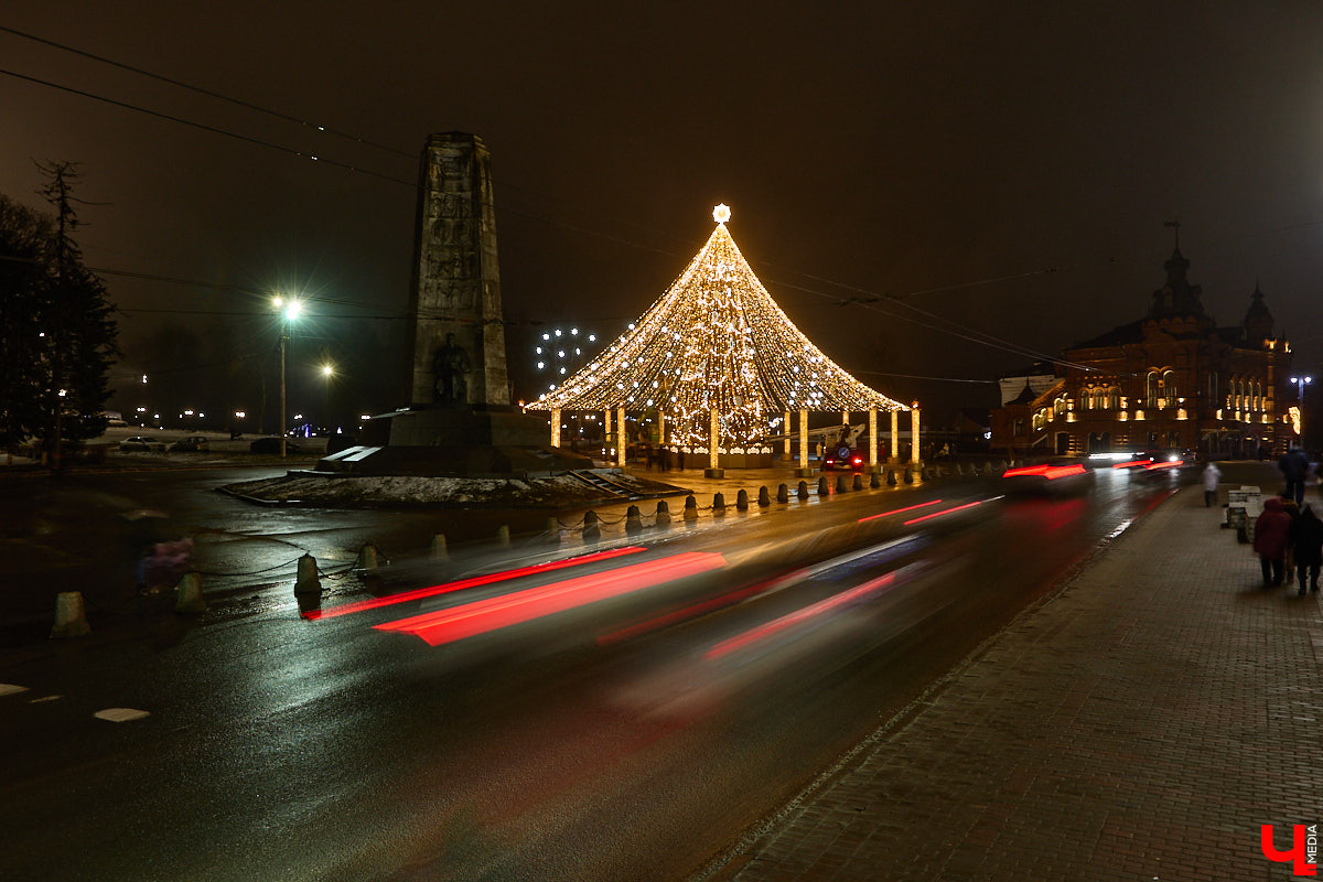 Раз, два, три, ёлочка, гори! Дождались. Главное новогоднее дерево Владимира не без проблем и проволочек, но наконец-то зажглось. На Соборной площади установили светомузыкальную конструкцию с огромным сияющим шатром. Какими еще новинками радует столица 33-го региона накануне зимних торжеств?