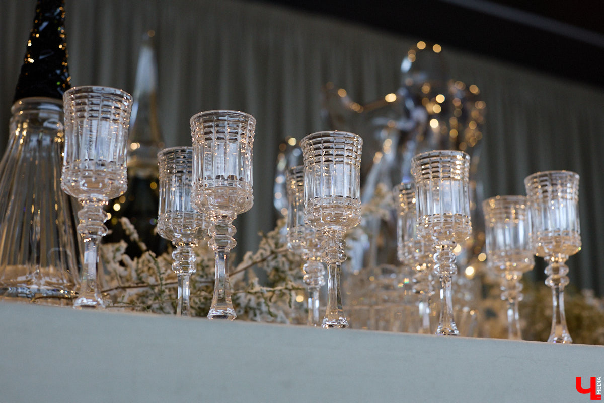Сервировка праздничного стола — целая наука, которая изучается и меняется по сей день. Пока вы выбираете бокалы в преддверии Нового года, «Ключ-Медиа» посетил выставку с экспонатами из хрусталя — именно его использовали при создании шикарных сервизов в XIX и начале XX века. Любопытные детали о посуде для питья — в нашем фоторепортаже.