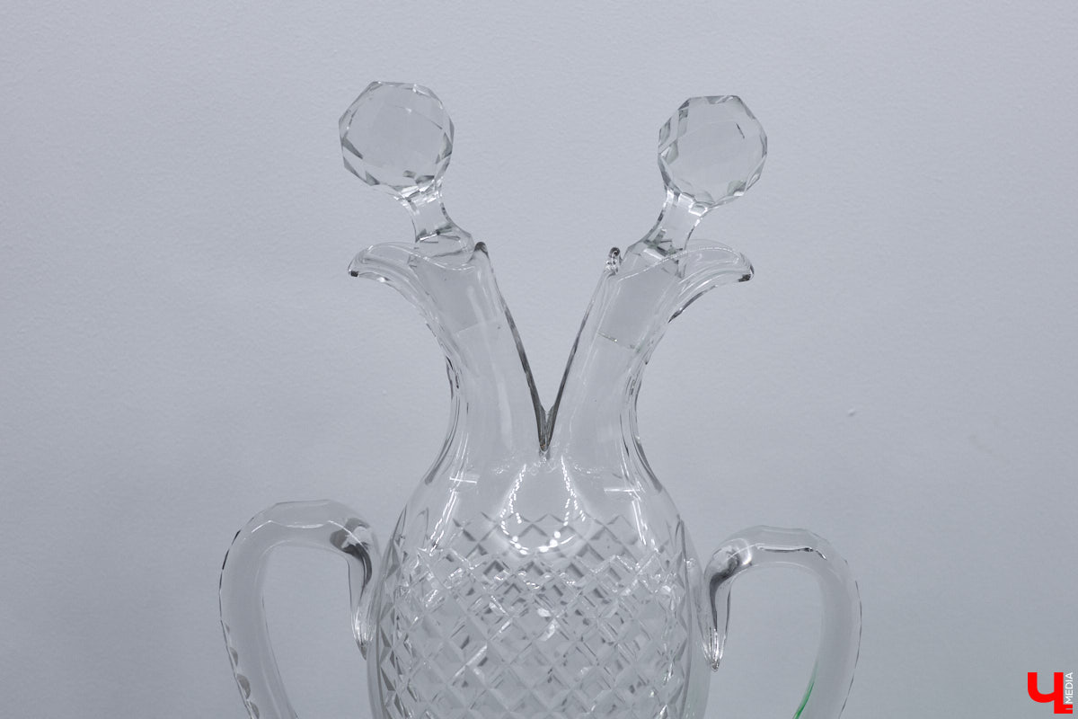Сервировка праздничного стола — целая наука, которая изучается и меняется по сей день. Пока вы выбираете бокалы в преддверии Нового года, «Ключ-Медиа» посетил выставку с экспонатами из хрусталя — именно его использовали при создании шикарных сервизов в XIX и начале XX века. Любопытные детали о посуде для питья — в нашем фоторепортаже.