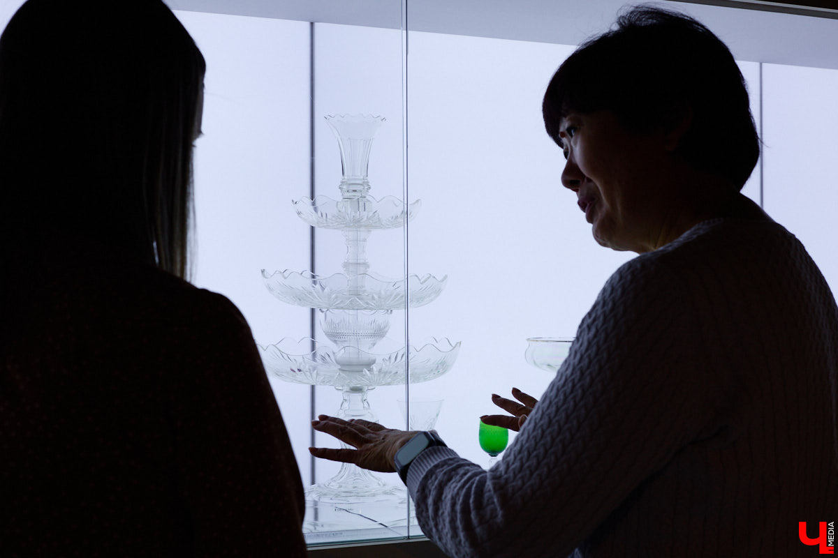 Сервировка праздничного стола — целая наука, которая изучается и меняется по сей день. Пока вы выбираете бокалы в преддверии Нового года, «Ключ-Медиа» посетил выставку с экспонатами из хрусталя — именно его использовали при создании шикарных сервизов в XIX и начале XX века. Любопытные детали о посуде для питья — в нашем фоторепортаже.