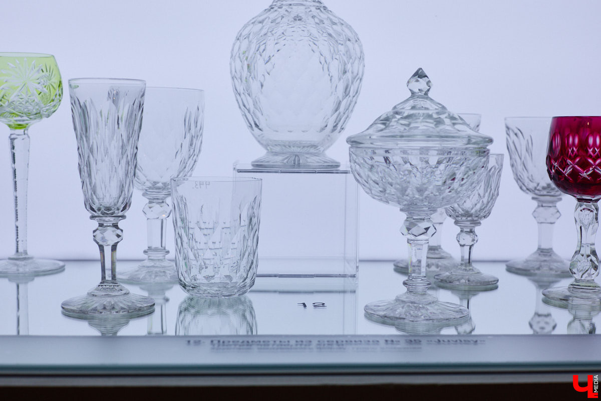 Сервировка праздничного стола — целая наука, которая изучается и меняется по сей день. Пока вы выбираете бокалы в преддверии Нового года, «Ключ-Медиа» посетил выставку с экспонатами из хрусталя — именно его использовали при создании шикарных сервизов в XIX и начале XX века. Любопытные детали о посуде для питья — в нашем фоторепортаже.