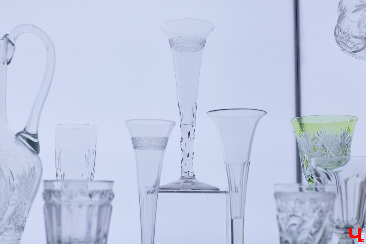 Сервировка праздничного стола — целая наука, которая изучается и меняется по сей день. Пока вы выбираете бокалы в преддверии Нового года, «Ключ-Медиа» посетил выставку с экспонатами из хрусталя — именно его использовали при создании шикарных сервизов в XIX и начале XX века. Любопытные детали о посуде для питья — в нашем фоторепортаже.