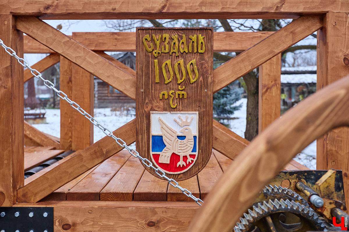 На реке Каменке в городе-музее может появиться разводной мост из экологичного материала. Неделю назад местные мастера продемонстрировали модель потенциального перехода в масштабе 1:2. «Ключ-Медиа» побывал в гостях у деревообработчиков из Суздальского района и оценил уникальную конструкцию.