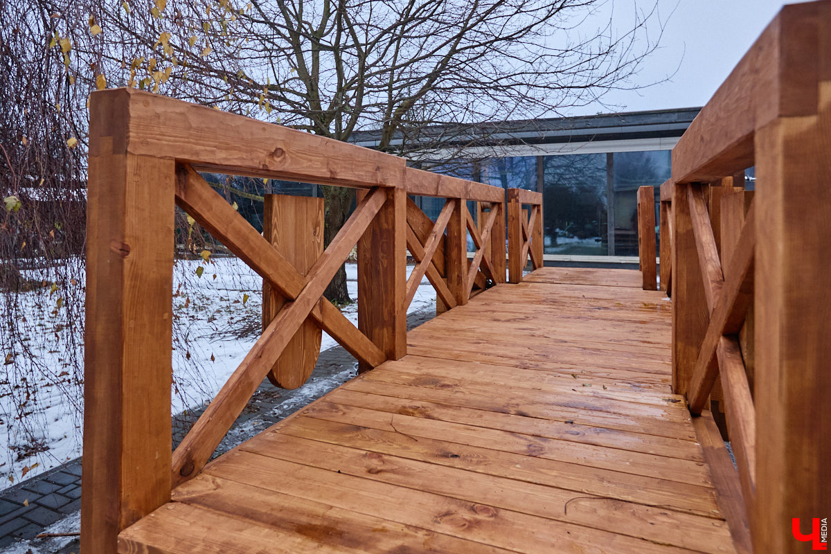 На реке Каменке в городе-музее может появиться разводной мост из экологичного материала. Неделю назад местные мастера продемонстрировали модель потенциального перехода в масштабе 1:2. «Ключ-Медиа» побывал в гостях у деревообработчиков из Суздальского района и оценил уникальную конструкцию.