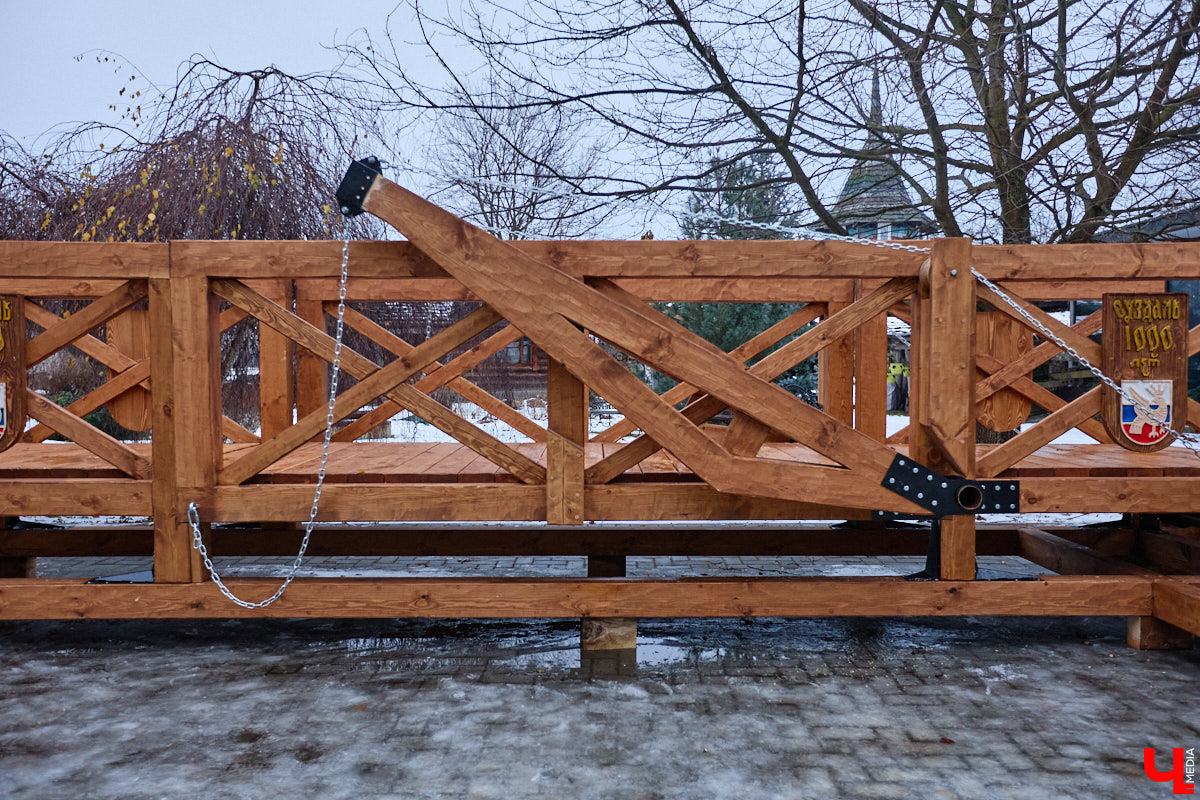 На реке Каменке в городе-музее может появиться разводной мост из экологичного материала. Неделю назад местные мастера продемонстрировали модель потенциального перехода в масштабе 1:2. «Ключ-Медиа» побывал в гостях у деревообработчиков из Суздальского района и оценил уникальную конструкцию.