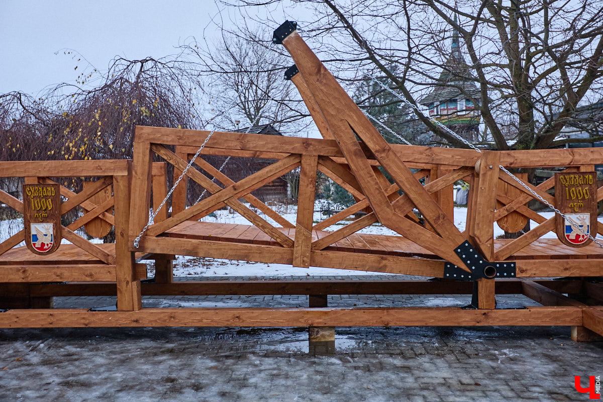 На реке Каменке в городе-музее может появиться разводной мост из экологичного материала. Неделю назад местные мастера продемонстрировали модель потенциального перехода в масштабе 1:2. «Ключ-Медиа» побывал в гостях у деревообработчиков из Суздальского района и оценил уникальную конструкцию.