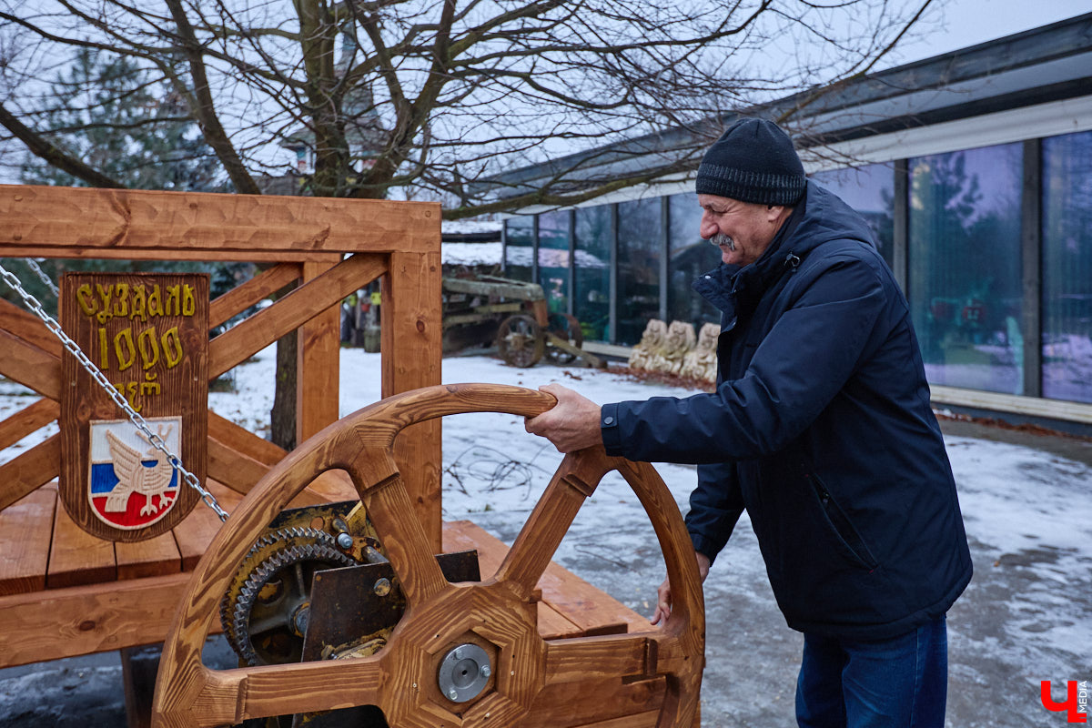 На реке Каменке в городе-музее может появиться разводной мост из экологичного материала. Неделю назад местные мастера продемонстрировали модель потенциального перехода в масштабе 1:2. «Ключ-Медиа» побывал в гостях у деревообработчиков из Суздальского района и оценил уникальную конструкцию.