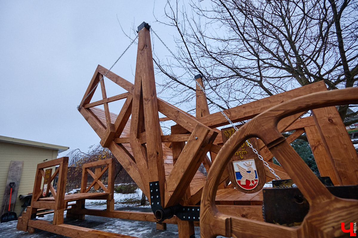 На реке Каменке в городе-музее может появиться разводной мост из экологичного материала. Неделю назад местные мастера продемонстрировали модель потенциального перехода в масштабе 1:2. «Ключ-Медиа» побывал в гостях у деревообработчиков из Суздальского района и оценил уникальную конструкцию.