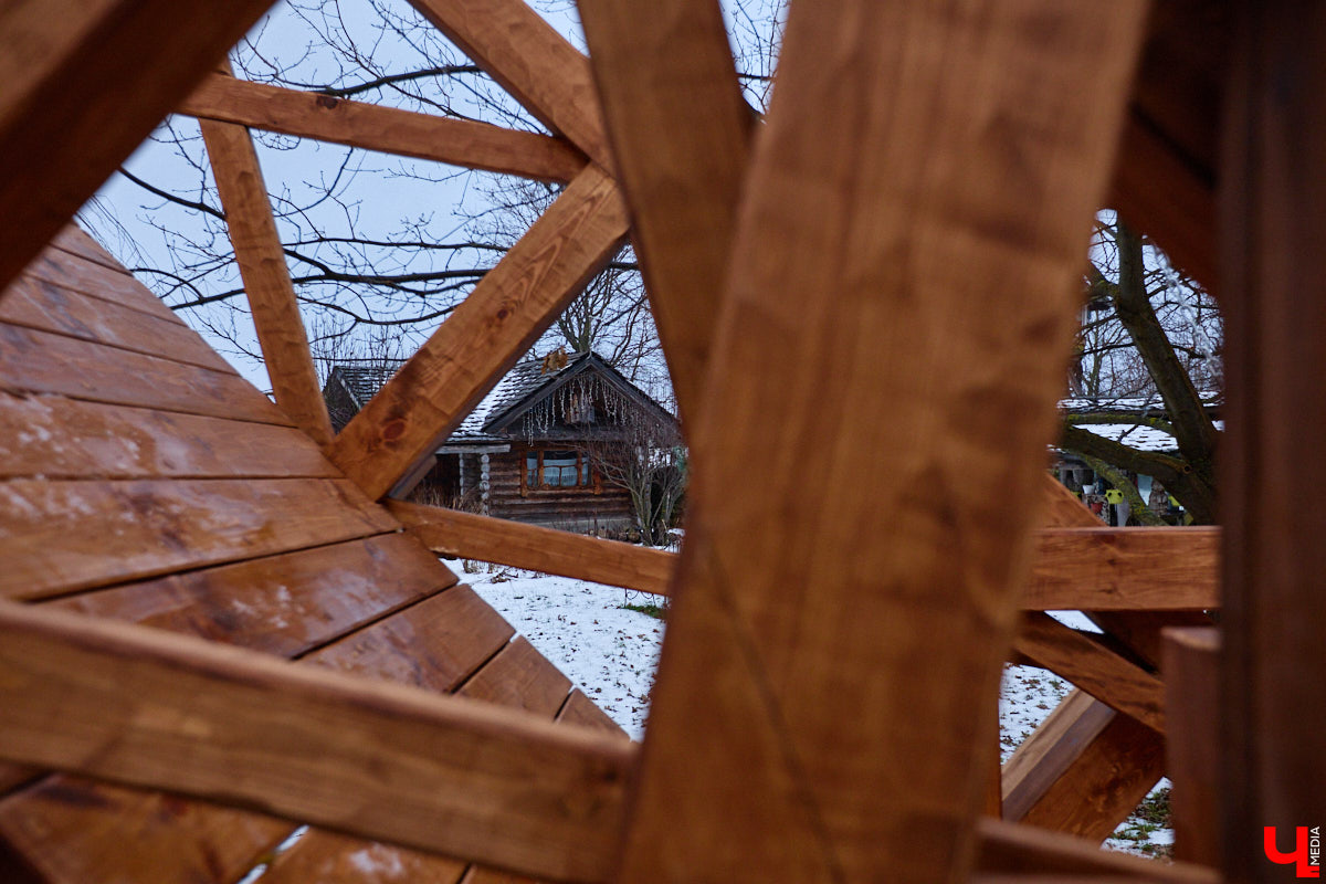 На реке Каменке в городе-музее может появиться разводной мост из экологичного материала. Неделю назад местные мастера продемонстрировали модель потенциального перехода в масштабе 1:2. «Ключ-Медиа» побывал в гостях у деревообработчиков из Суздальского района и оценил уникальную конструкцию.