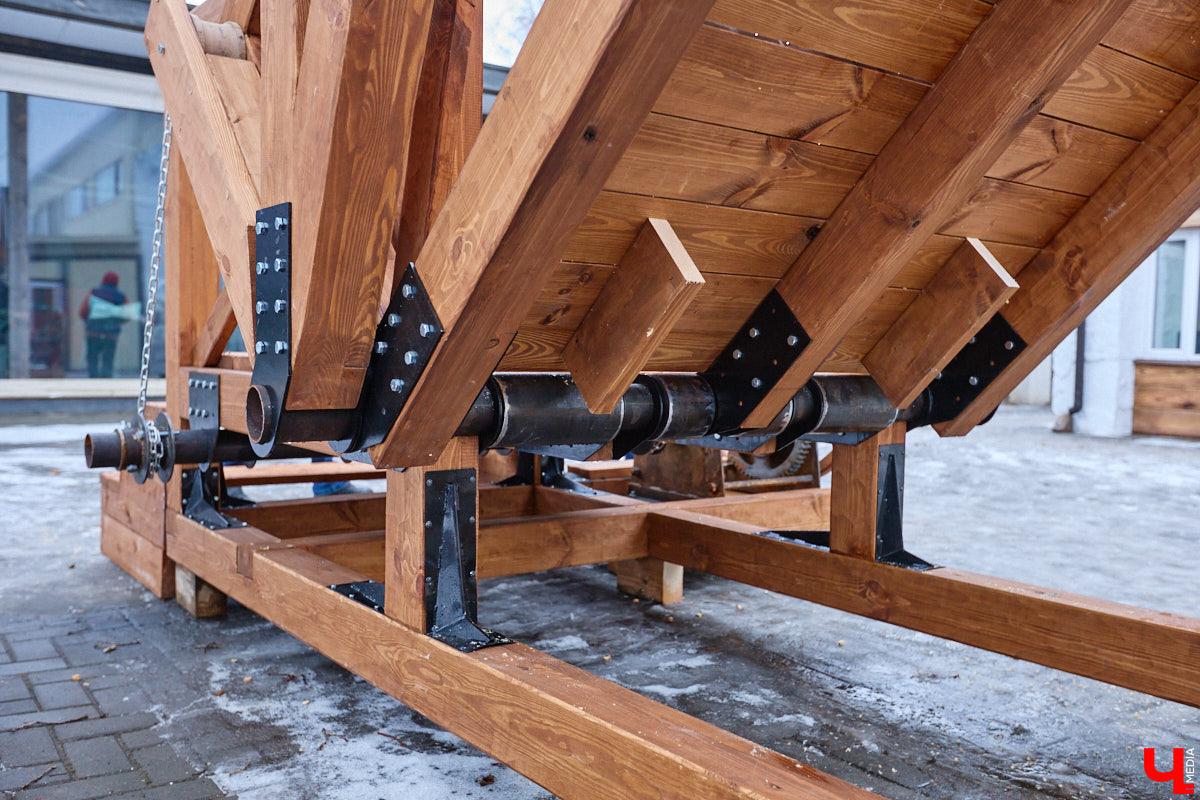 На реке Каменке в городе-музее может появиться разводной мост из экологичного материала. Неделю назад местные мастера продемонстрировали модель потенциального перехода в масштабе 1:2. «Ключ-Медиа» побывал в гостях у деревообработчиков из Суздальского района и оценил уникальную конструкцию.