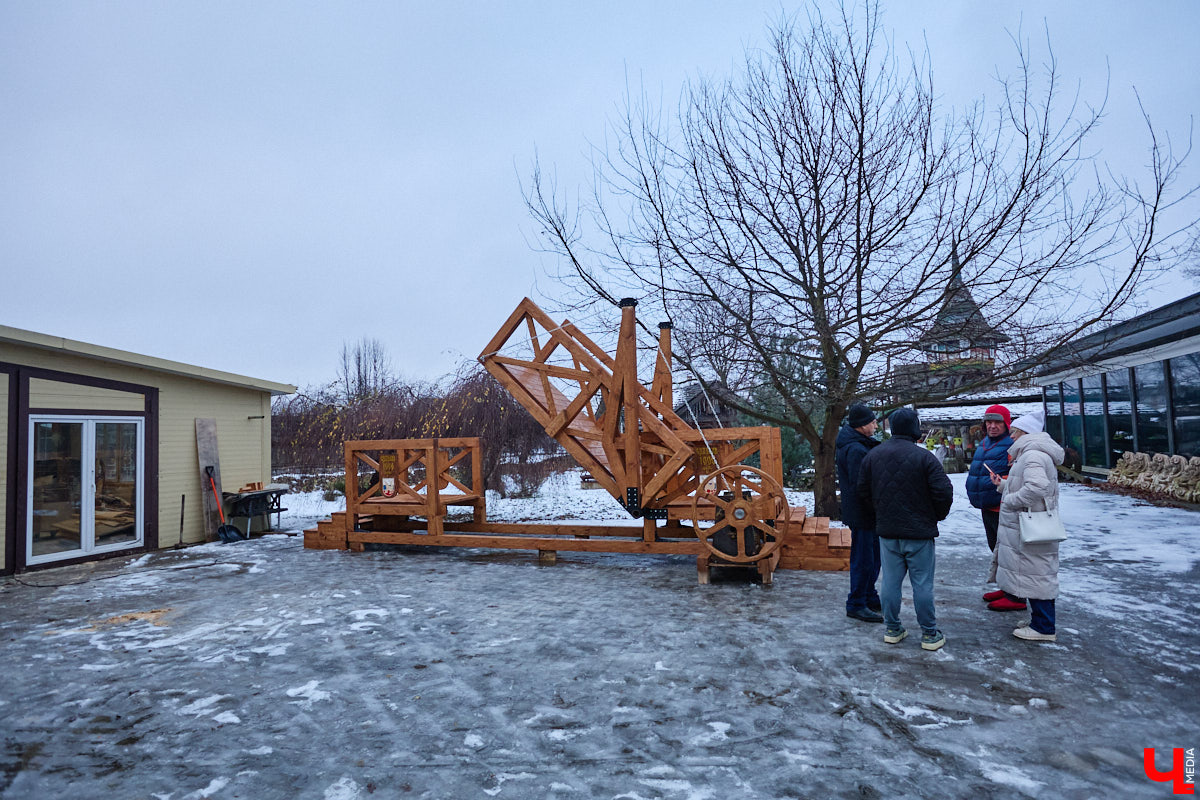 На реке Каменке в городе-музее может появиться разводной мост из экологичного материала. Неделю назад местные мастера продемонстрировали модель потенциального перехода в масштабе 1:2. «Ключ-Медиа» побывал в гостях у деревообработчиков из Суздальского района и оценил уникальную конструкцию.