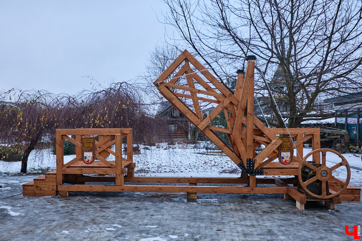 На реке Каменке в городе-музее может появиться разводной мост из экологичного материала. Неделю назад местные мастера продемонстрировали модель потенциального перехода в масштабе 1:2. «Ключ-Медиа» побывал в гостях у деревообработчиков из Суздальского района и оценил уникальную конструкцию.