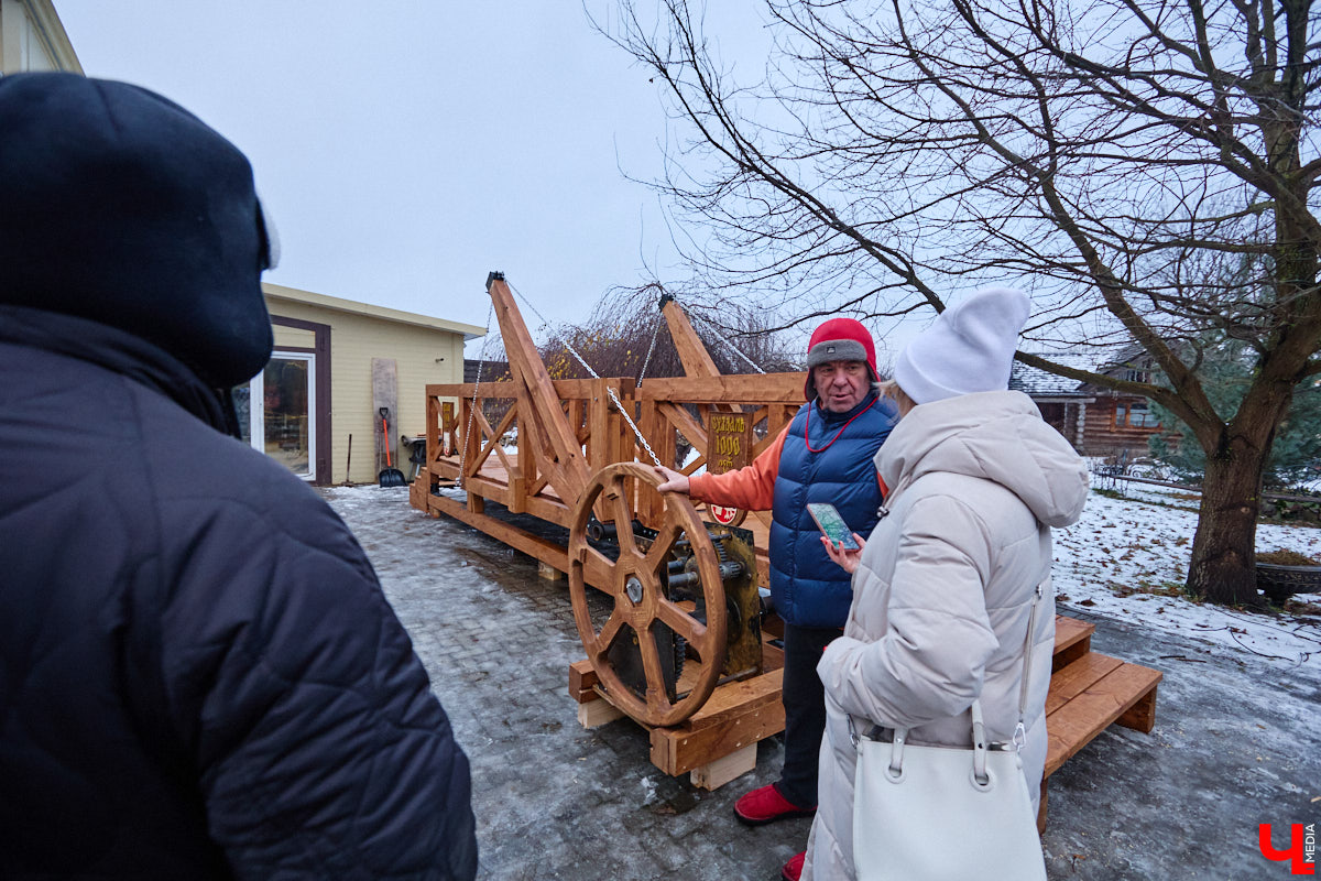 На реке Каменке в городе-музее может появиться разводной мост из экологичного материала. Неделю назад местные мастера продемонстрировали модель потенциального перехода в масштабе 1:2. «Ключ-Медиа» побывал в гостях у деревообработчиков из Суздальского района и оценил уникальную конструкцию.