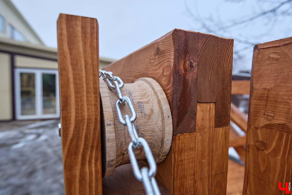 На реке Каменке в городе-музее может появиться разводной мост из экологичного материала. Неделю назад местные мастера продемонстрировали модель потенциального перехода в масштабе 1:2. «Ключ-Медиа» побывал в гостях у деревообработчиков из Суздальского района и оценил уникальную конструкцию.