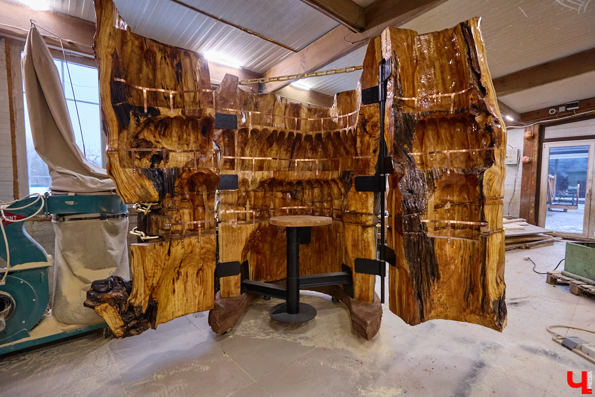 На реке Каменке в городе-музее может появиться разводной мост из экологичного материала. Неделю назад местные мастера продемонстрировали модель потенциального перехода в масштабе 1:2. «Ключ-Медиа» побывал в гостях у деревообработчиков из Суздальского района и оценил уникальную конструкцию.