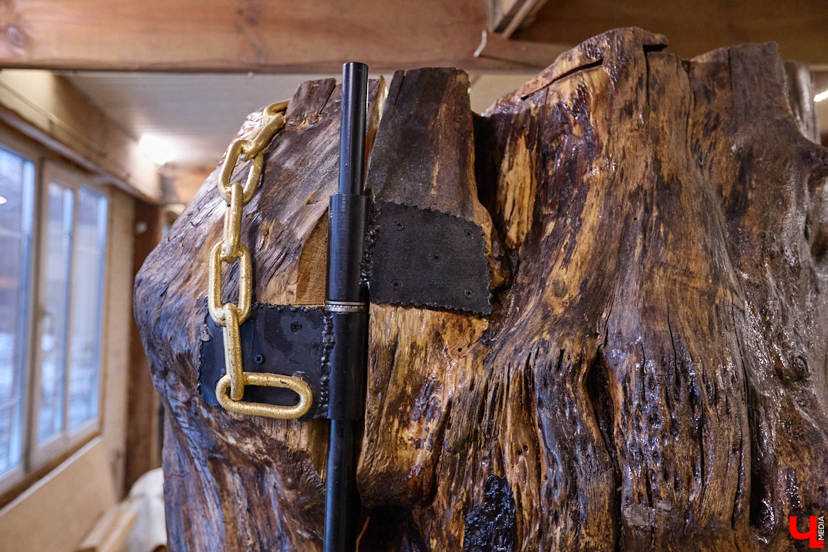 На реке Каменке в городе-музее может появиться разводной мост из экологичного материала. Неделю назад местные мастера продемонстрировали модель потенциального перехода в масштабе 1:2. «Ключ-Медиа» побывал в гостях у деревообработчиков из Суздальского района и оценил уникальную конструкцию.