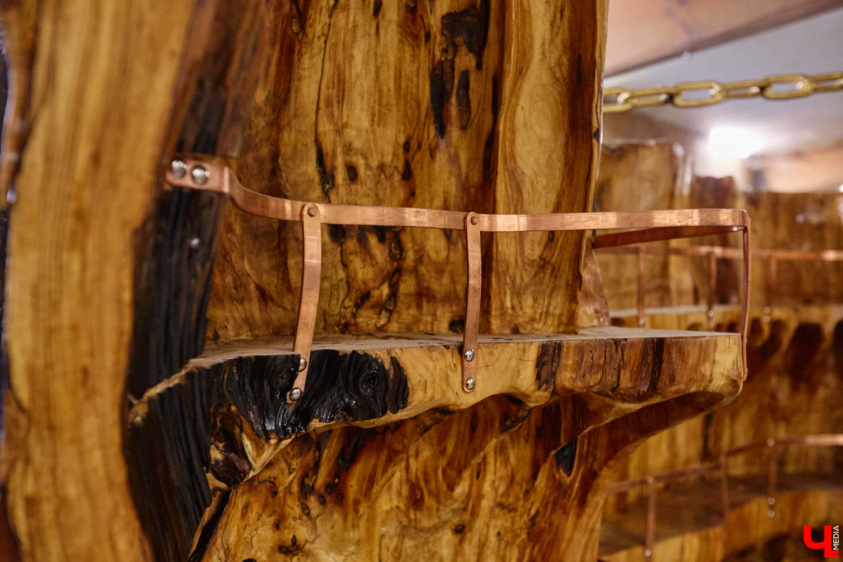 На реке Каменке в городе-музее может появиться разводной мост из экологичного материала. Неделю назад местные мастера продемонстрировали модель потенциального перехода в масштабе 1:2. «Ключ-Медиа» побывал в гостях у деревообработчиков из Суздальского района и оценил уникальную конструкцию.