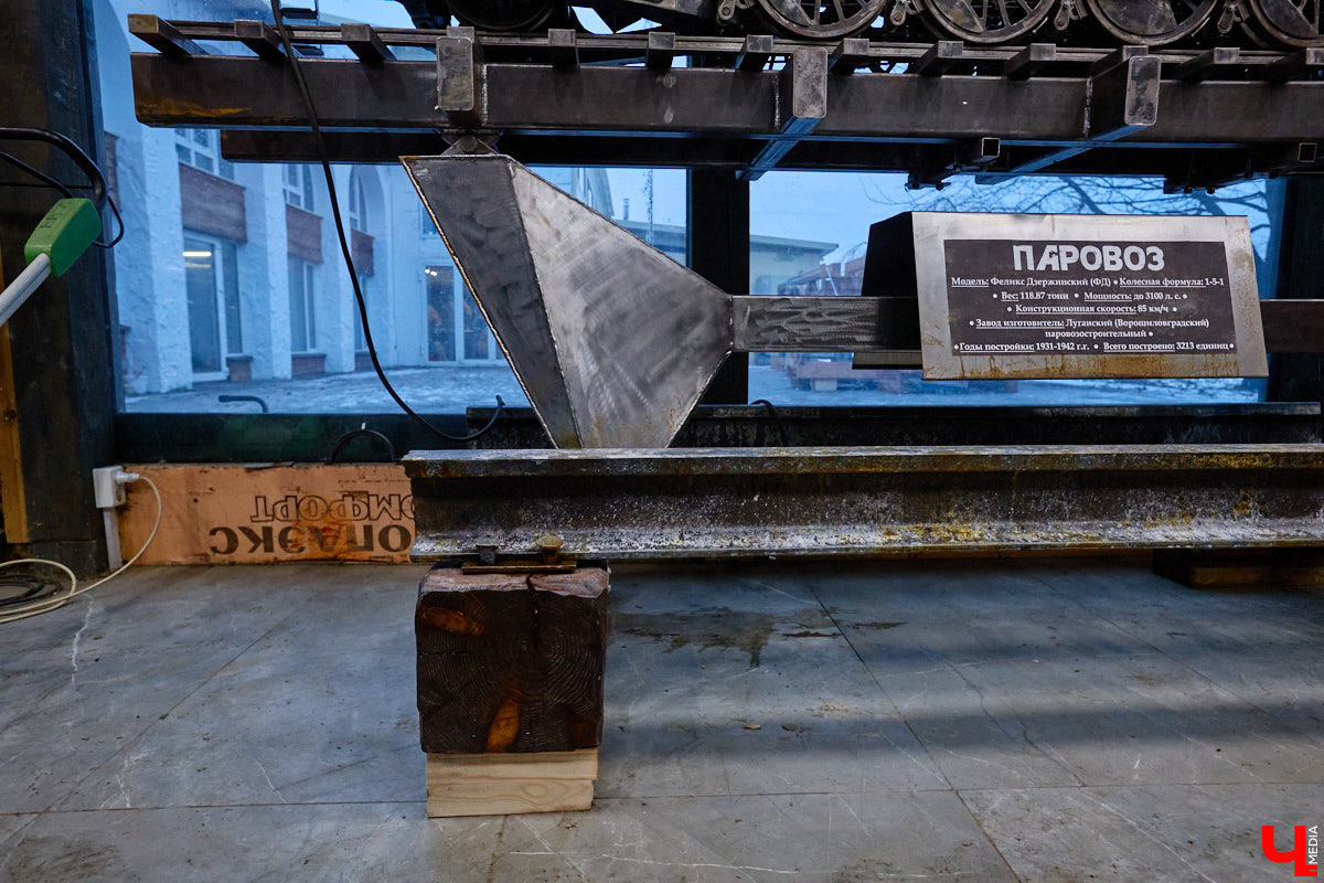 На реке Каменке в городе-музее может появиться разводной мост из экологичного материала. Неделю назад местные мастера продемонстрировали модель потенциального перехода в масштабе 1:2. «Ключ-Медиа» побывал в гостях у деревообработчиков из Суздальского района и оценил уникальную конструкцию.