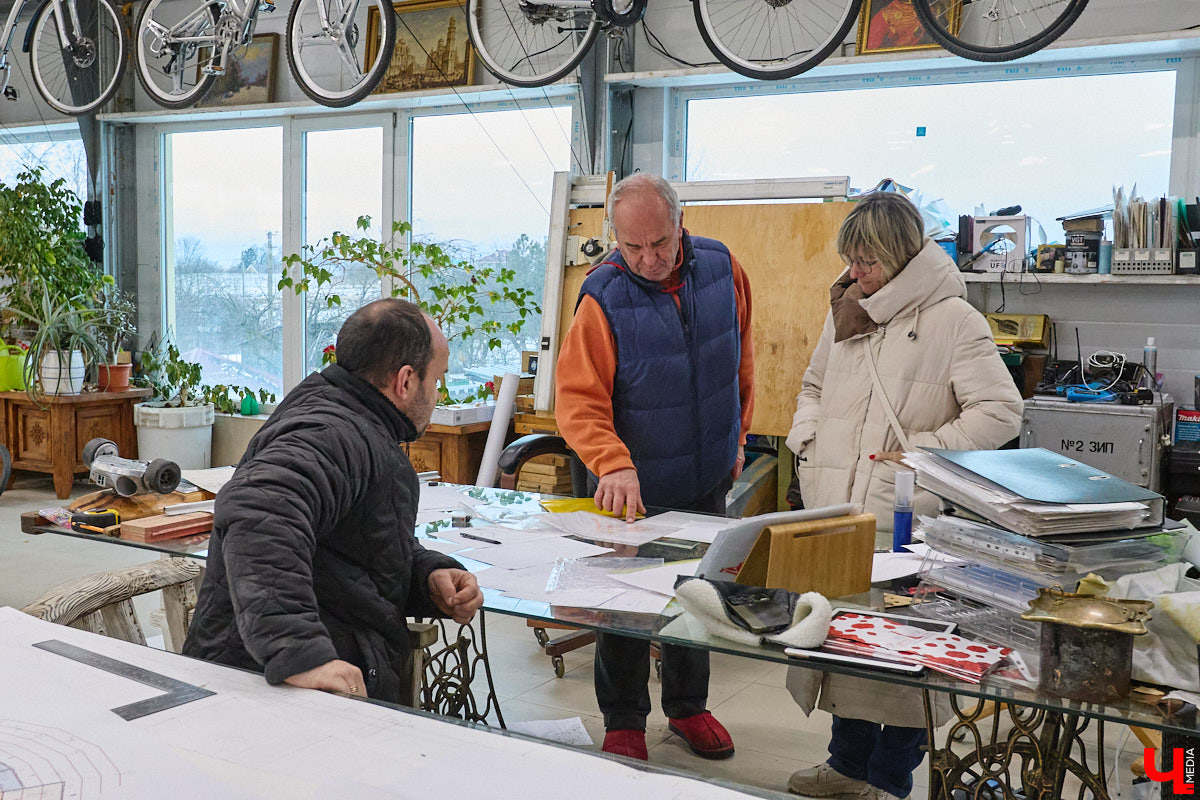 На реке Каменке в городе-музее может появиться разводной мост из экологичного материала. Неделю назад местные мастера продемонстрировали модель потенциального перехода в масштабе 1:2. «Ключ-Медиа» побывал в гостях у деревообработчиков из Суздальского района и оценил уникальную конструкцию.