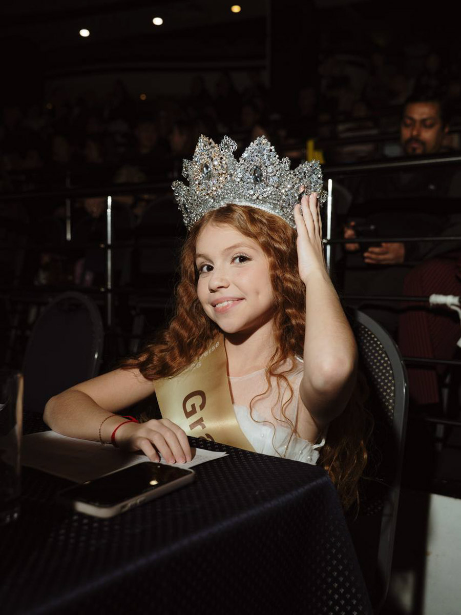 На всероссийской арене красоты сияют не только взрослые красавицы из Владимира, но и совсем еще юные звезды. Делегация от 33-го региона и модельного агентства Victory посетила Москву для участия, пожалуй, в самом масштабном конкурсе страны для детей Little Miss and Mister World Russia. «Ключ-Медиа» узнал, как выступили дети и какие титулы они привезли домой.