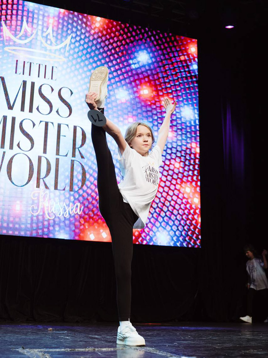 На всероссийской арене красоты сияют не только взрослые красавицы из Владимира, но и совсем еще юные звезды. Делегация от 33-го региона и модельного агентства Victory посетила Москву для участия, пожалуй, в самом масштабном конкурсе страны для детей Little Miss and Mister World Russia. «Ключ-Медиа» узнал, как выступили дети и какие титулы они привезли домой.