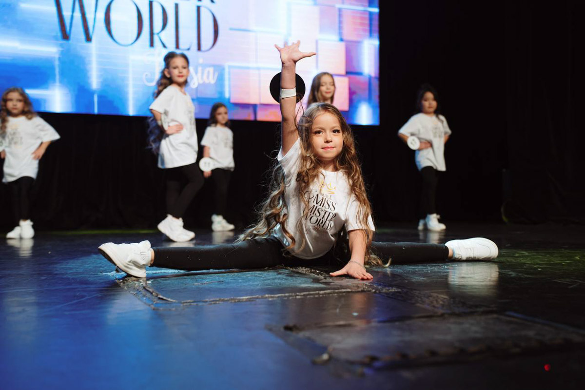 На всероссийской арене красоты сияют не только взрослые красавицы из Владимира, но и совсем еще юные звезды. Делегация от 33-го региона и модельного агентства Victory посетила Москву для участия, пожалуй, в самом масштабном конкурсе страны для детей Little Miss and Mister World Russia. «Ключ-Медиа» узнал, как выступили дети и какие титулы они привезли домой.